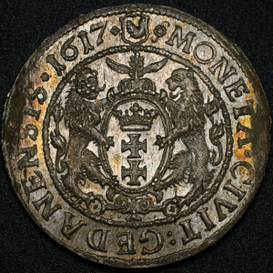 Rewers. Tarcza herbowa z lwami, napis "moneta miasta Gdaska" 1617 r. Obok apa niedzwiedzia, herb Daniela Klwera, dzierawcy mennicy.Pod apami lww miniaturowe literki SA rytownika oraz poniej data wyrycia stempla 1615 (?). Po bokach wada toczenia.