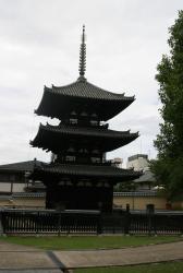 Nara. Trzykondygnacyjna pagoda wityni Kofukuji