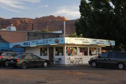 Najlepszy hamburger/frytki/lody w Moab (a pewnie i w caym Utah). W rodku wystrj jak bar powstawa w latach 1950.