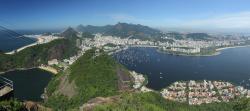 Po lewej Copacabana, w centrum w pierwszym planie  Morro da Urca, niszy z wzgrz "cukrowych", w drugim planie Botafago i Flamenco. Na wzgrza wspinaj si favele.