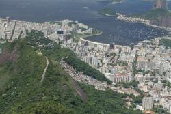 Ze wzgrza schodzi favela Santa Marta. W tle Botafago