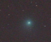Wida komet cakiem adnie. Nawet mona zobaczy, e jest niebieskawo-zielona, co jest wynikem fluorescencji gazu (gwnie CN i C2), ktry uwalnia si pod wpywem promieni sonecznych.

Niestety nie miaem do tej pory moliwoci poekperymentowania ze zdjciami. Te 2 zdjcia zrobiem na prb, po czym przyszy chmury i wisz nad Newark do tej pory :( (zreszt od przyjazdu tylko przez ten moment nie byo chmur). 